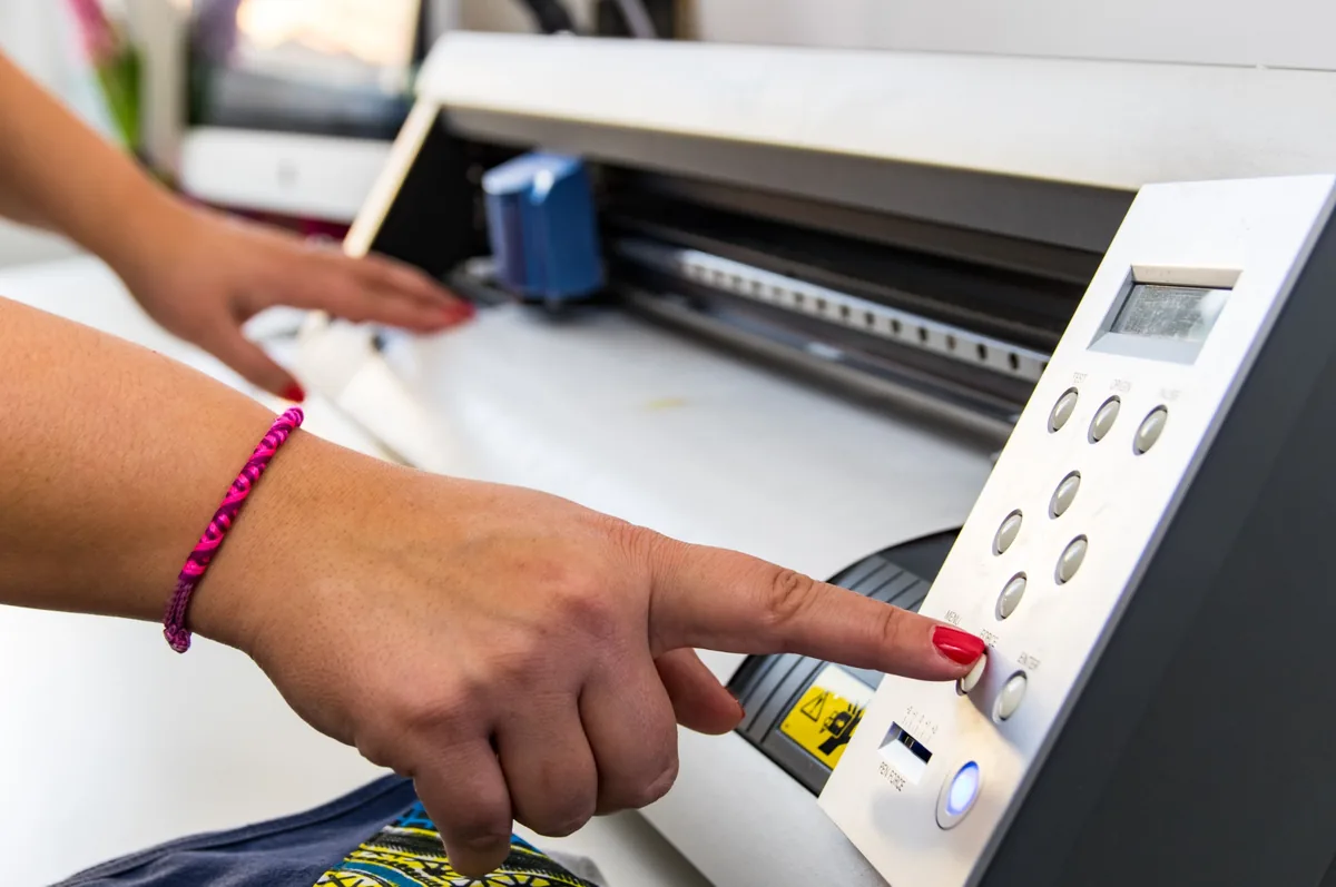 Réglage de la machine de découpe dans l’atelier Lili K Wèt